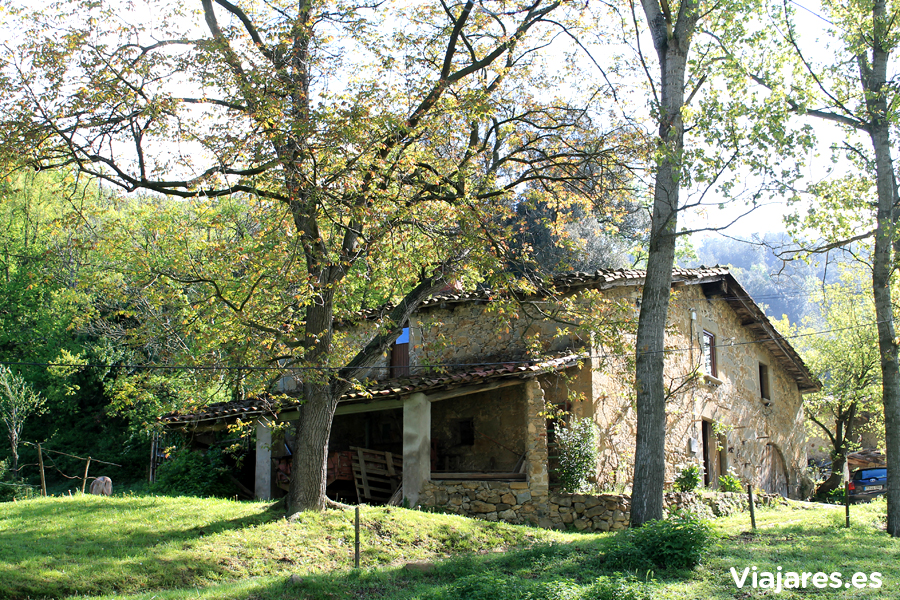 Masia a la Vall d'en Bas de Girona - Catalunya